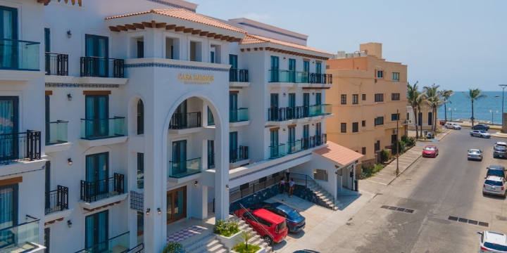 Fachada de Casa Barros en el centro histórico de Mazatlán, desarrollo de 21 departamentos de lujo y 2 locales comerciales