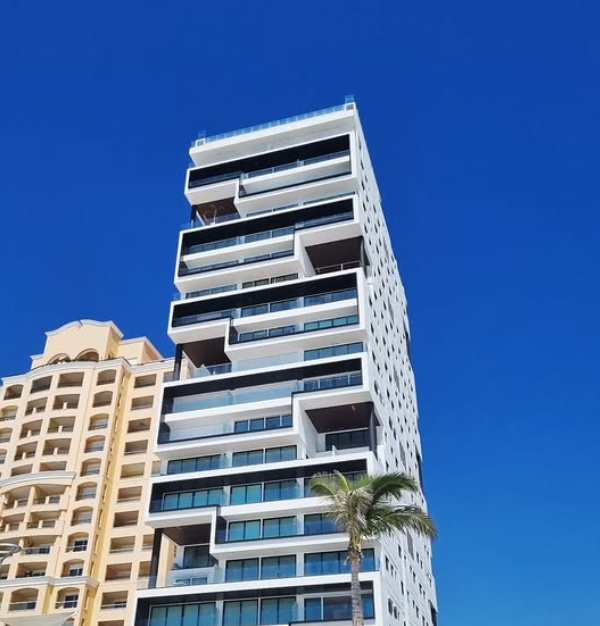 Fachada del desarrollo Central 102 en Mazatlán, edificio frente al malecón