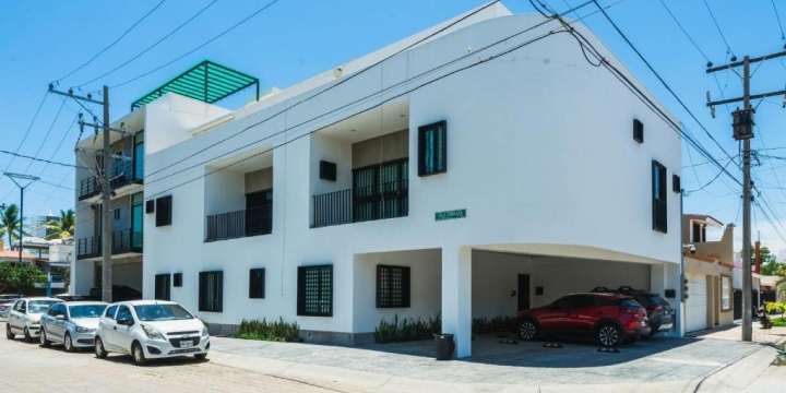 Condominio Cerro Azul en Mazatlán, desarrollo residencial con 3 departamentos y 1 local comercial cerca de la zona turística
